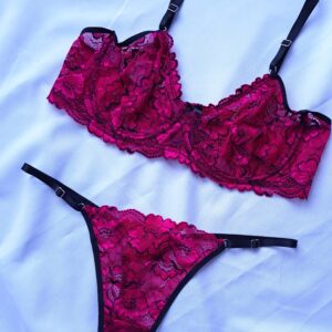 Conjunto de puntilla, corpiño con arco entero y less regulable