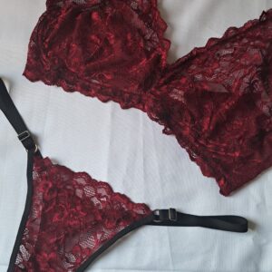 Conjunto de puntilla, sin armado, con escote alto y less regulable.