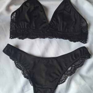 Conjunto sin armado, de lycra y puntilla.