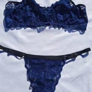 Conjunto con corpiño falso arco, de puntilla con breteles,