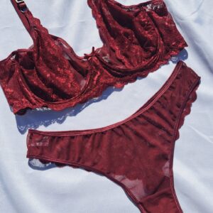 Conjunto de puntilla y microtul con arco y less entera.